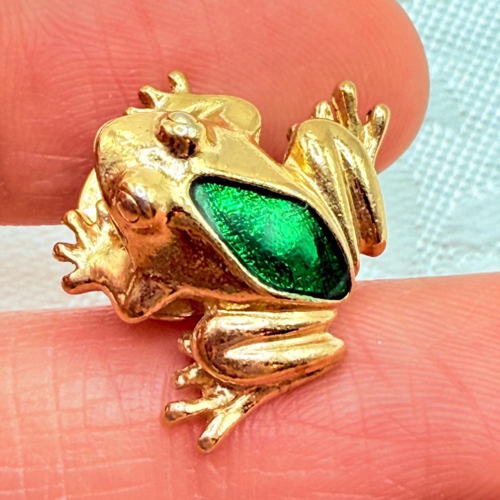 Vintage Avon Amphibian Frog Gold Tone Tac Pin w/ Green Enamel Accent